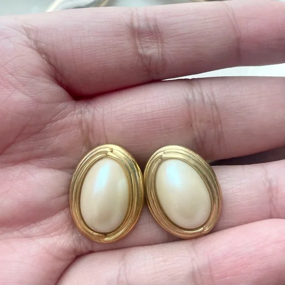 Richelieu Vintage Gold Framed Oval Pearl Earrings - Picture 4 of 6